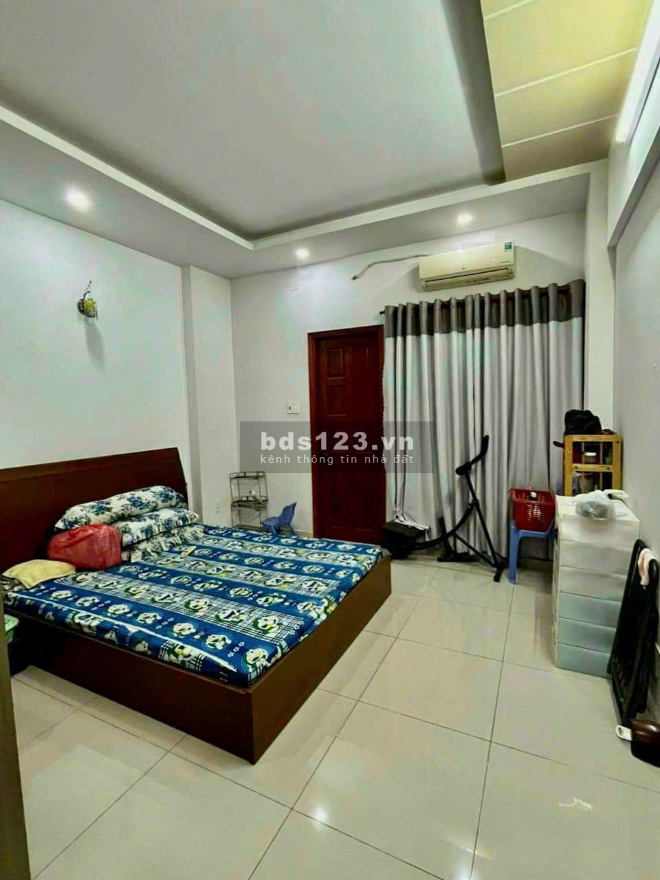 Mặt tiền khu chợ Tân Hương _ 4X20M _ 2 lầu _ Sân thượng _ 5 phòng ngủ