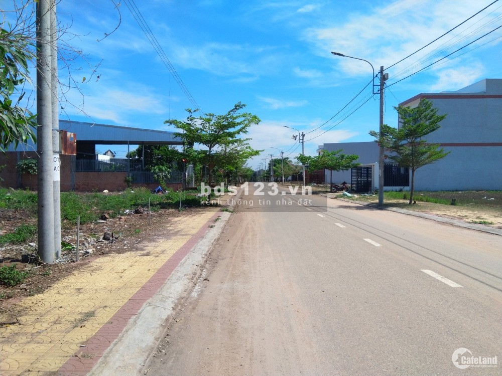 Em chính chủ kẹt tiền cần bán gấp đất Khu đô thị 5x20M Full thổ cư chỉ 800 triệu. Lh: 0931446697