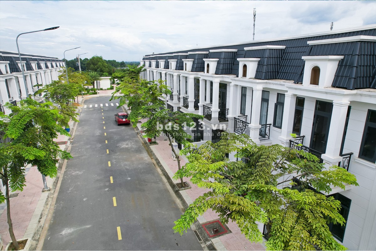 Nhà phố bán nhà phố Tân Uyên ngay Võ Thị Sáu 2,3 tỷ sổ sẵn