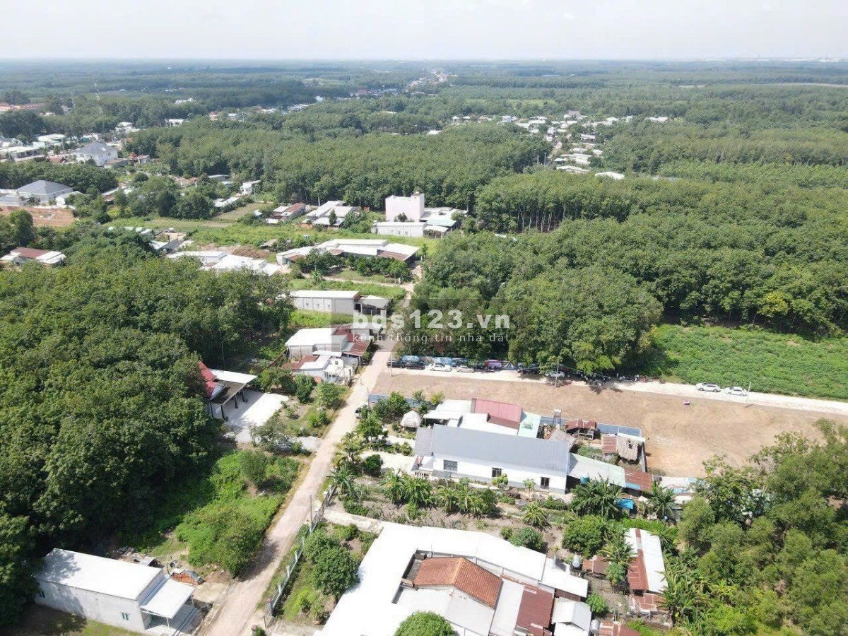 Bán 2SỔ góc (18x35=620m2) 560 triệu, cập sát QL13, đối diện chợ, sổ riêng thổ cư, dân đông san sát