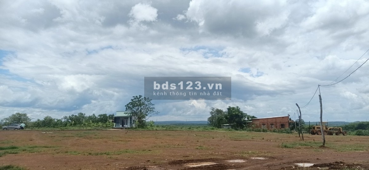 Bán 2SỔ góc (18x35=620m2) 560 triệu, cập sát QL13, đối diện chợ, sổ riêng thổ cư, dân đông san sát