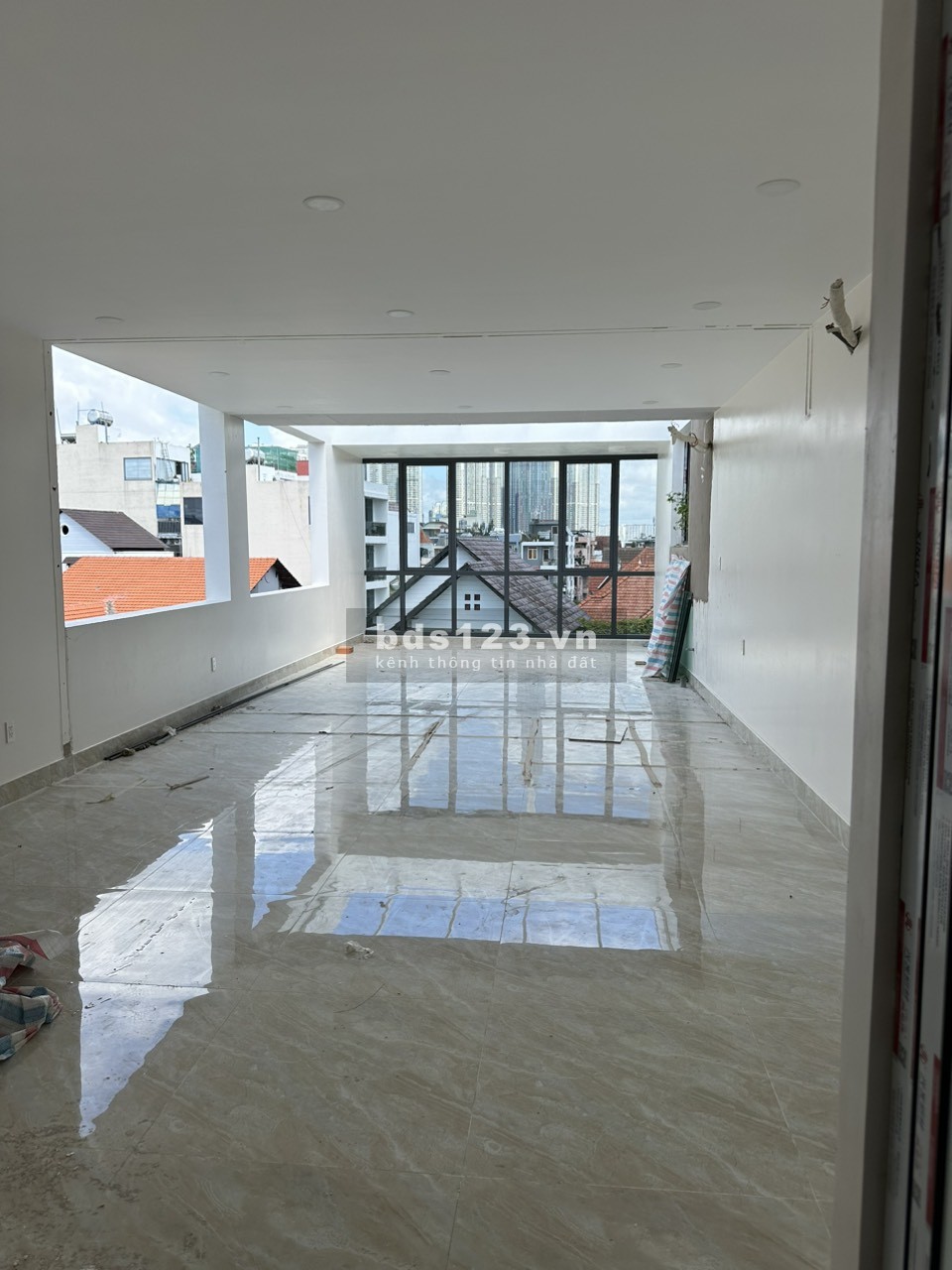 Cho thuê nguyên căn sàn VP 1 hầm 1 trệt 3 lầu 1áp mái giá 70tr mặt tiền