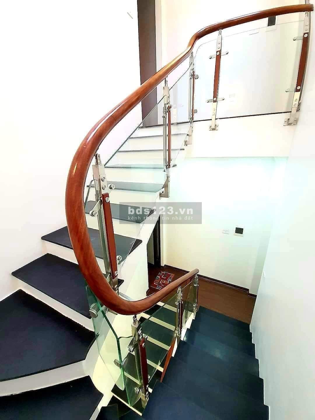 Bán nhà riêng Đại La, đẳng cấp 5* - Diện tích 35m² - Nhỉnh 3 tỷ