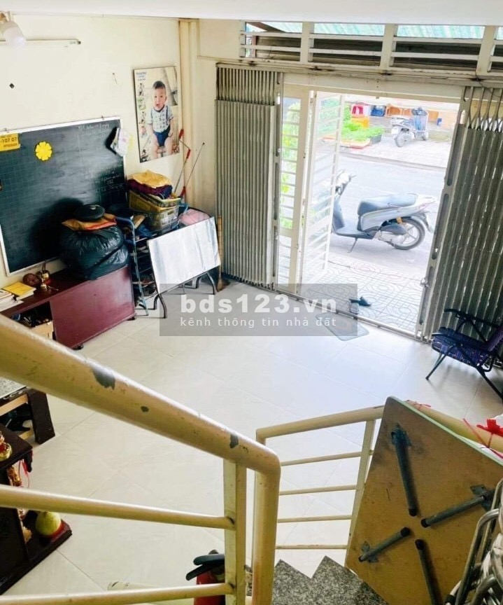 Nhà mặt tiền Tân Phú - Bề ngang gần 5M - 32m2 - Chỉ 5.7 tỷ - Sổ nở hậu - Chính chủ từ xưa tới nay