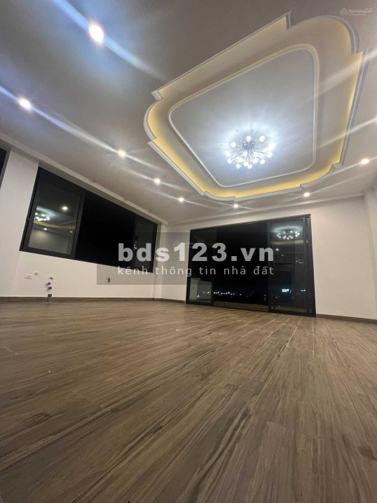 Nhỉnh 8 tỷ, có nhà mặt phố Việt Hưng vừa ở vừa kinh doanh