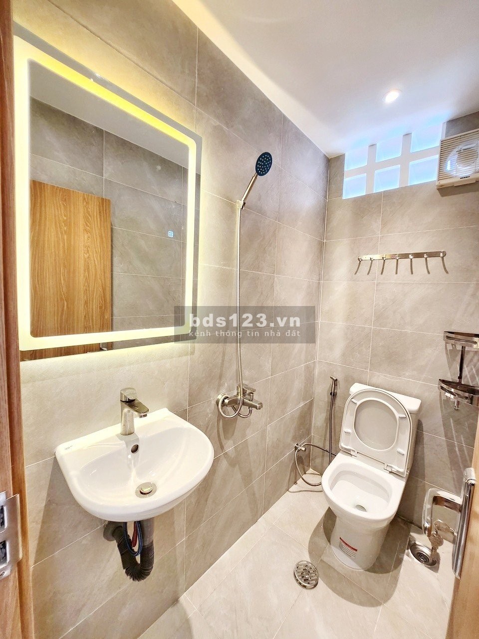 Bán toà căn hộ dịch vụ 133m2 7 tầng tại 28 đường số 10 Lý Phục Man quận 7