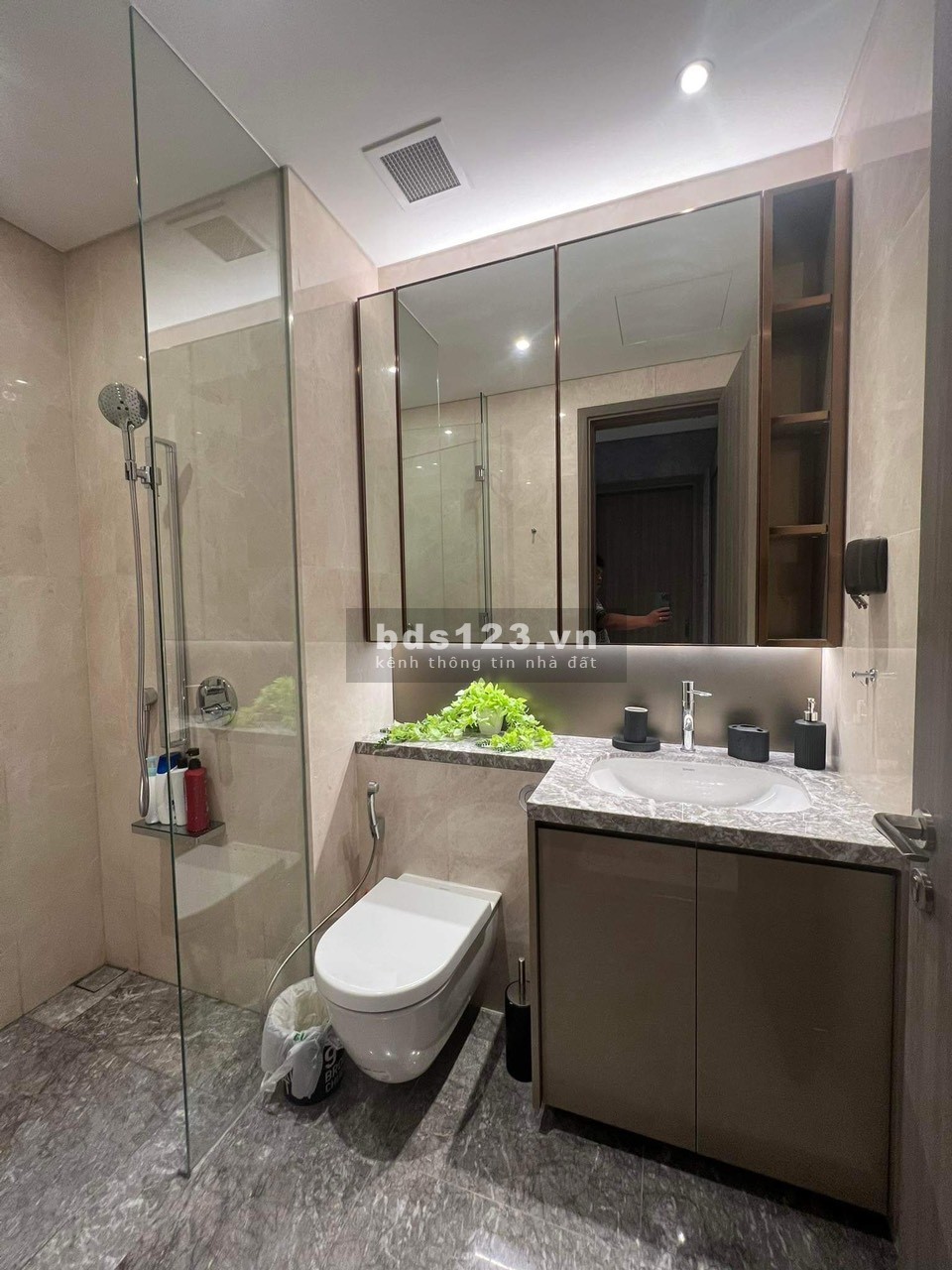 [English Below] Cho thuê căn hộ cao cấp 1PN ít nội thất (51m2) tại The Marq giá chỉ 21tr/tháng.