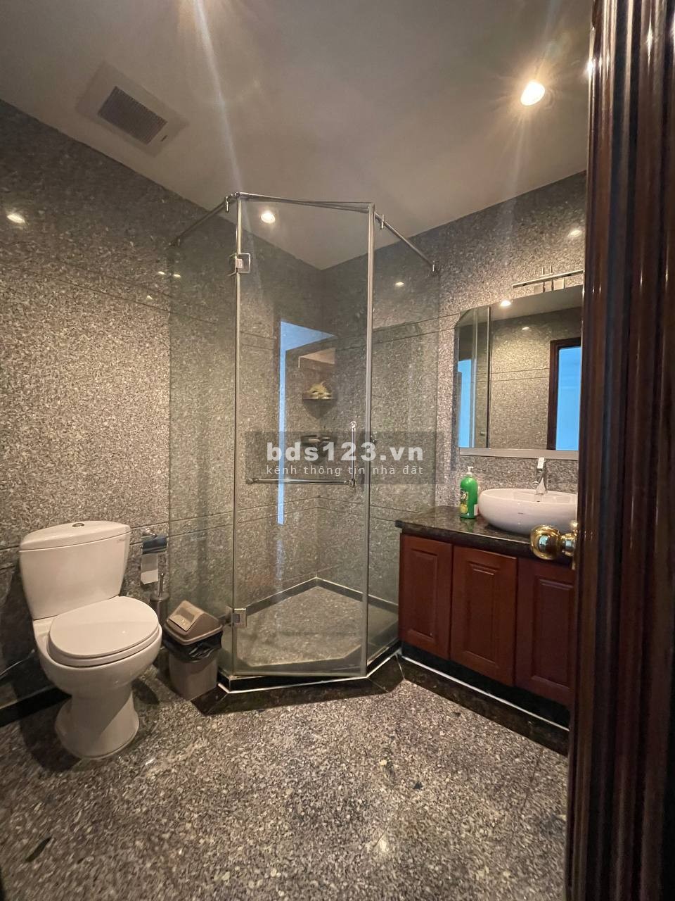 Cho thuê căn hộ cao cấp 3PN 156m2 tại Vincom Đồng Khởi view đẹp - giá chỉ 78,5tr/tháng.