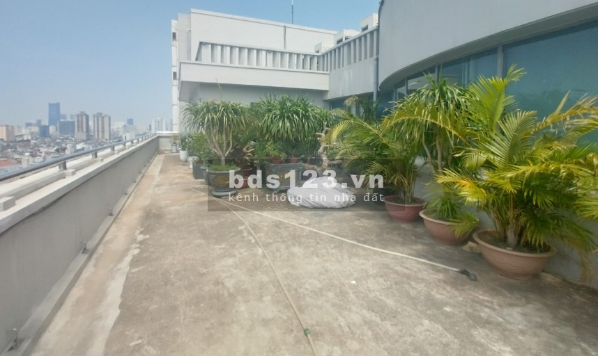 Mặt bằng sàn và ban công Rooftop. Tổng 650m2 cho thuê mọi mô hình Bar, nhà hàng. Thái Hà
