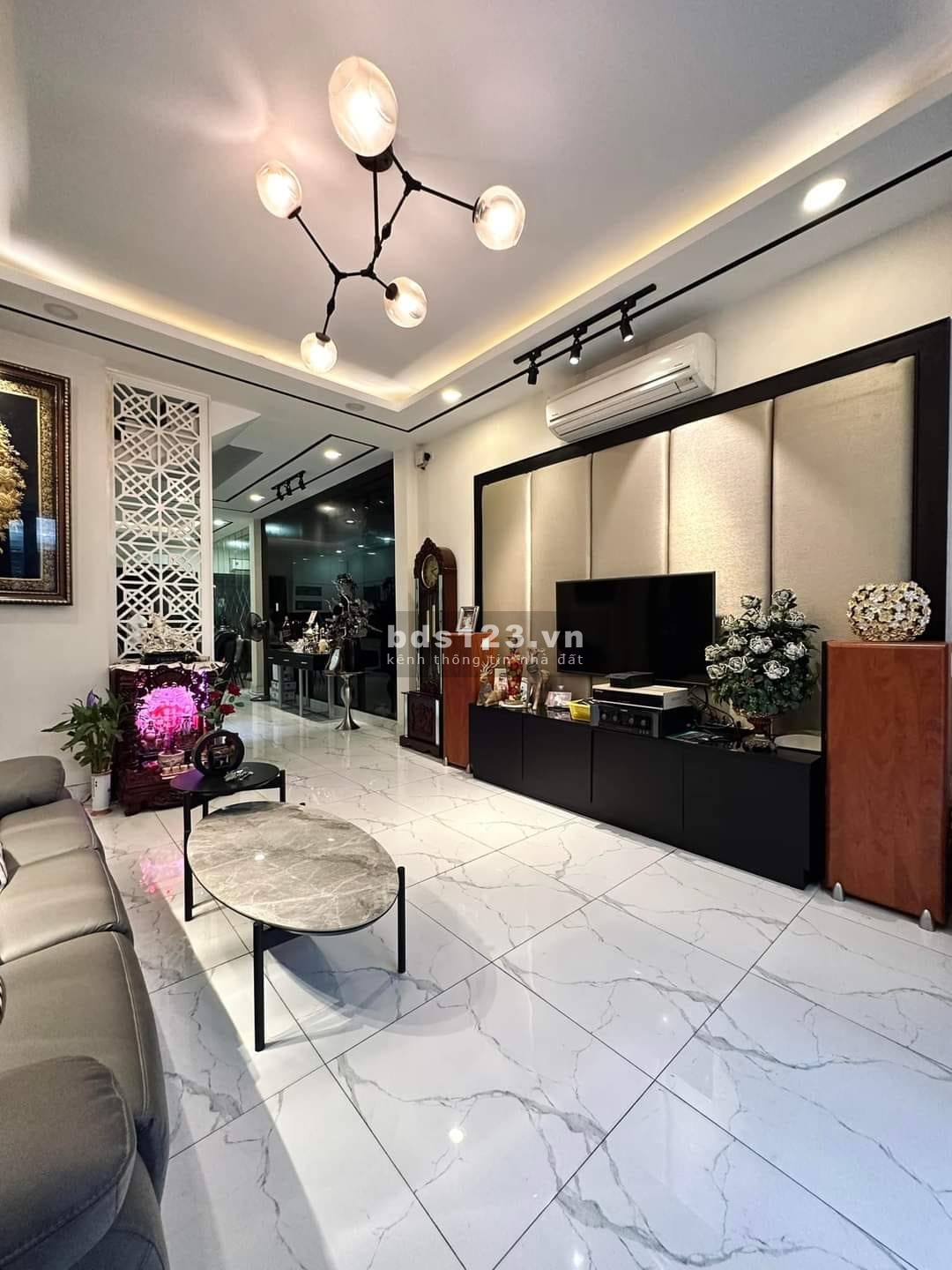 Bán nhà mặt tiền Nguyễn Xi, Bình Thạnh ,ô tô tận cửa ,Dt 81 m2, Giá 8.1 tỷ