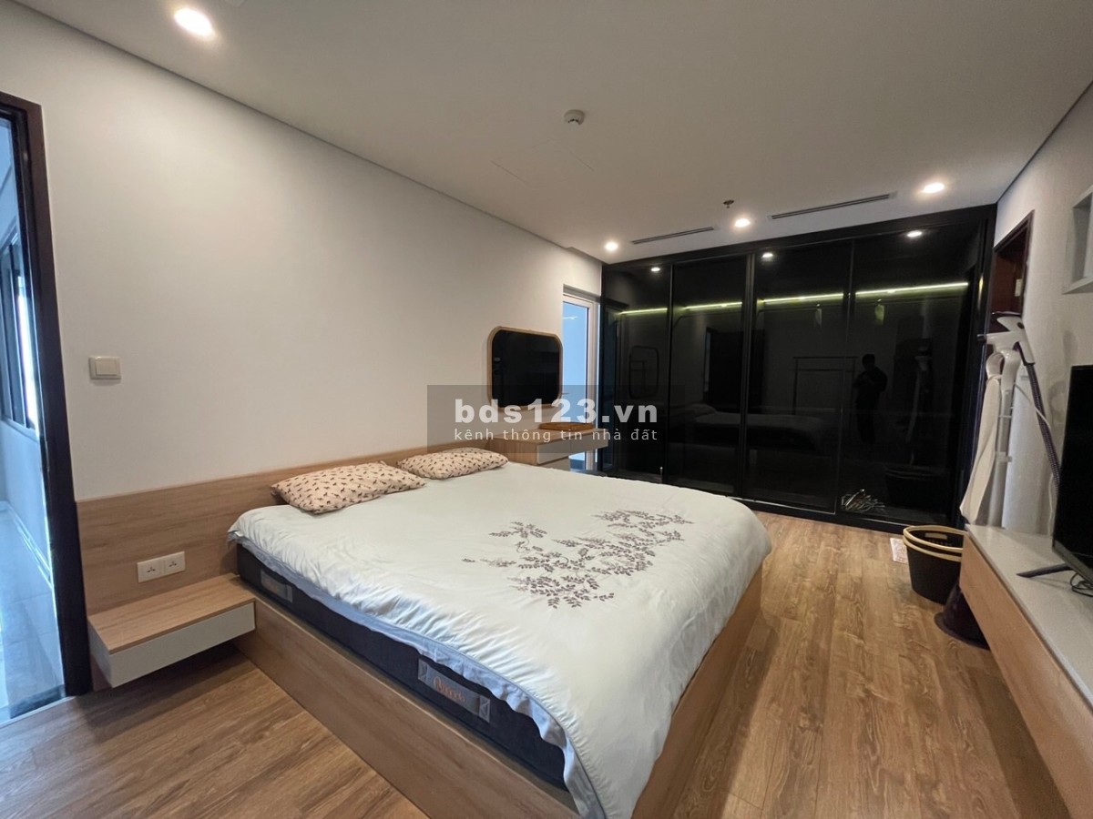 Thuê căn hộ 3PN dủ nội thất giữa lòng Thủ Đô & bể bơi & gym thoáng đã