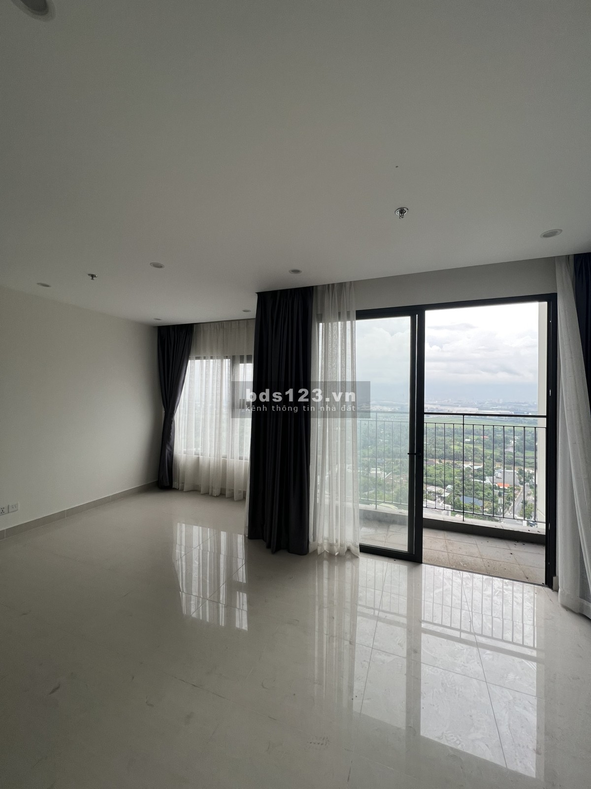Bán căn hộ 2PN+ 69m2, giá bán 2.450 tỷ (BTP), siêu rẻ tại KĐT Vinhomes Grand Park Quận 9