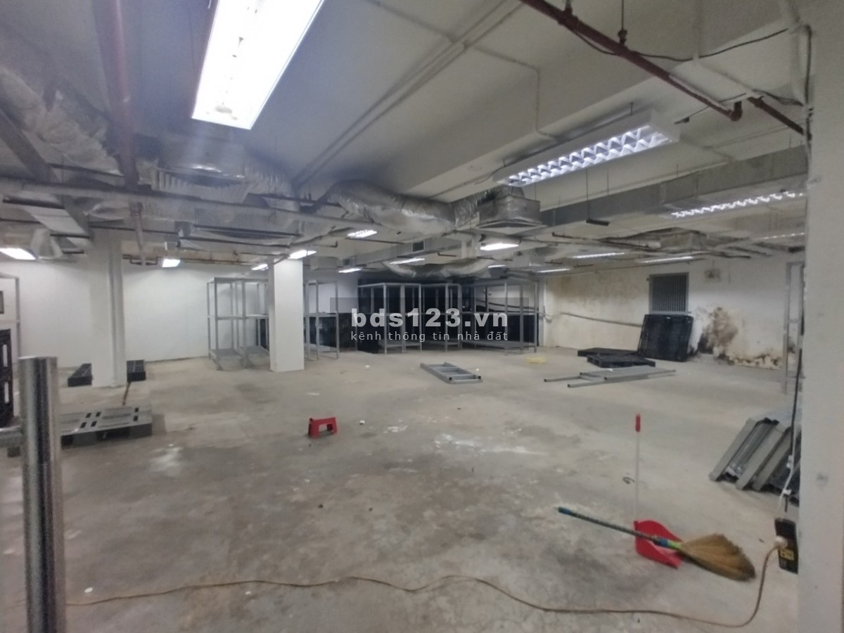 Tòa nhà ven hồ Tây. 571m2 x 5 tầng 2 hầm. Cho thuê mọi mô hình. Có cất lẻ theo từng tầng