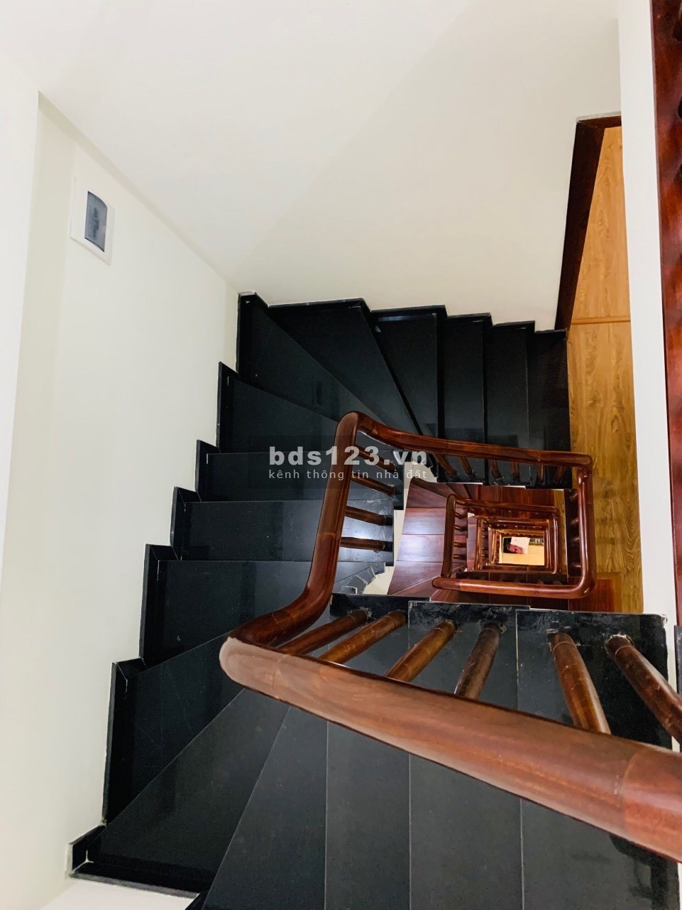 Chính chủ bán nhà 5 tầng – 6.5 tỷ thương lượng – Phố VIP Cầu Giấy – 1P ra bãi ô tô – Nhà đẹp ở ngay