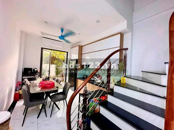 Bán nhà riêng dân xây tại Đức Giang, DT 50m² x 4 tầng, giá nhỉnh 3 tỷ. Tiểu cảnh sân vườn 0987883182