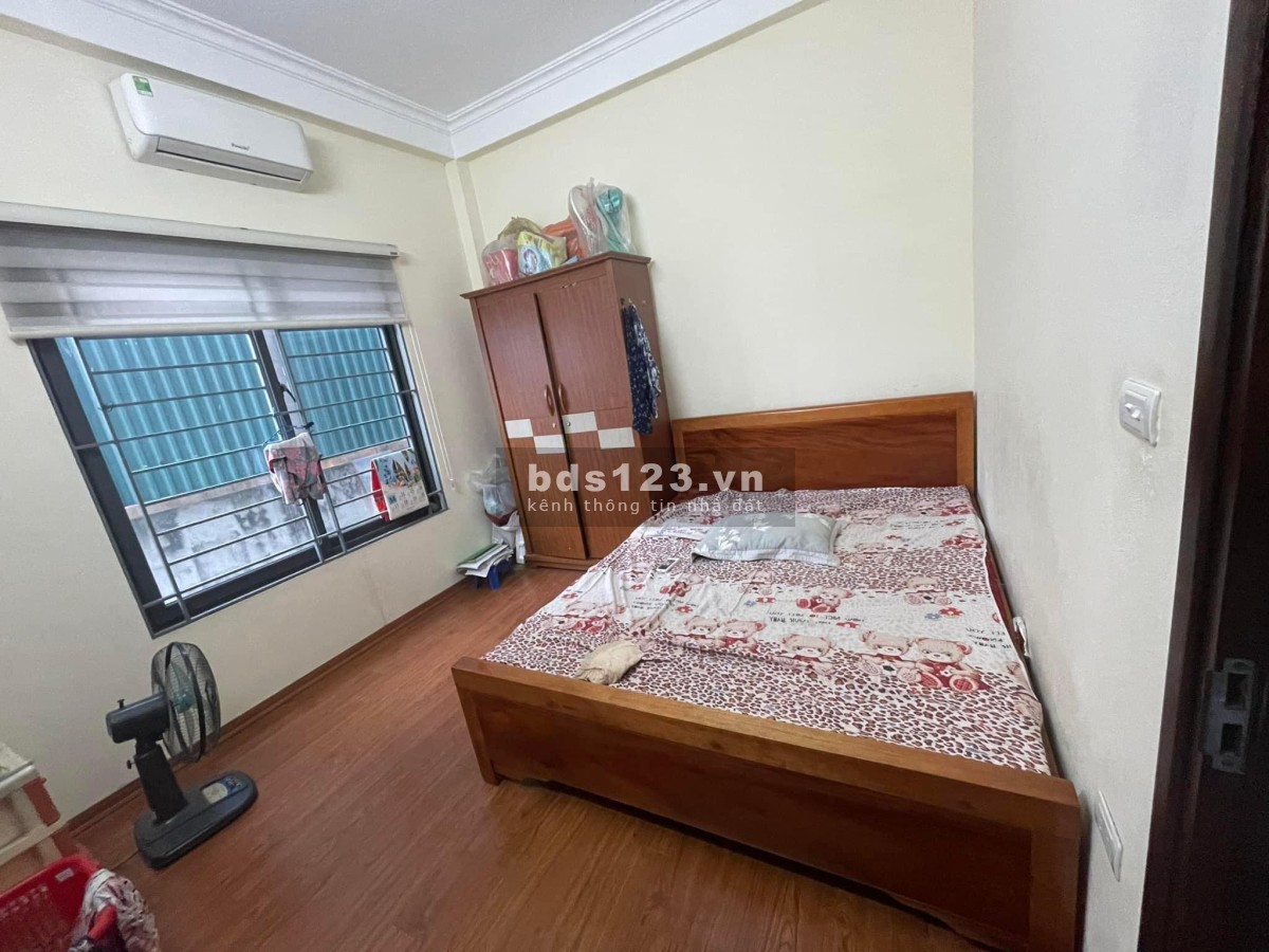 Cần bán căn nhà 52m2, mặt tiền 4.6m, 5 tầng dân xây mới, giá 5,6 tỷ, đường Nguyễn Văn Cừ