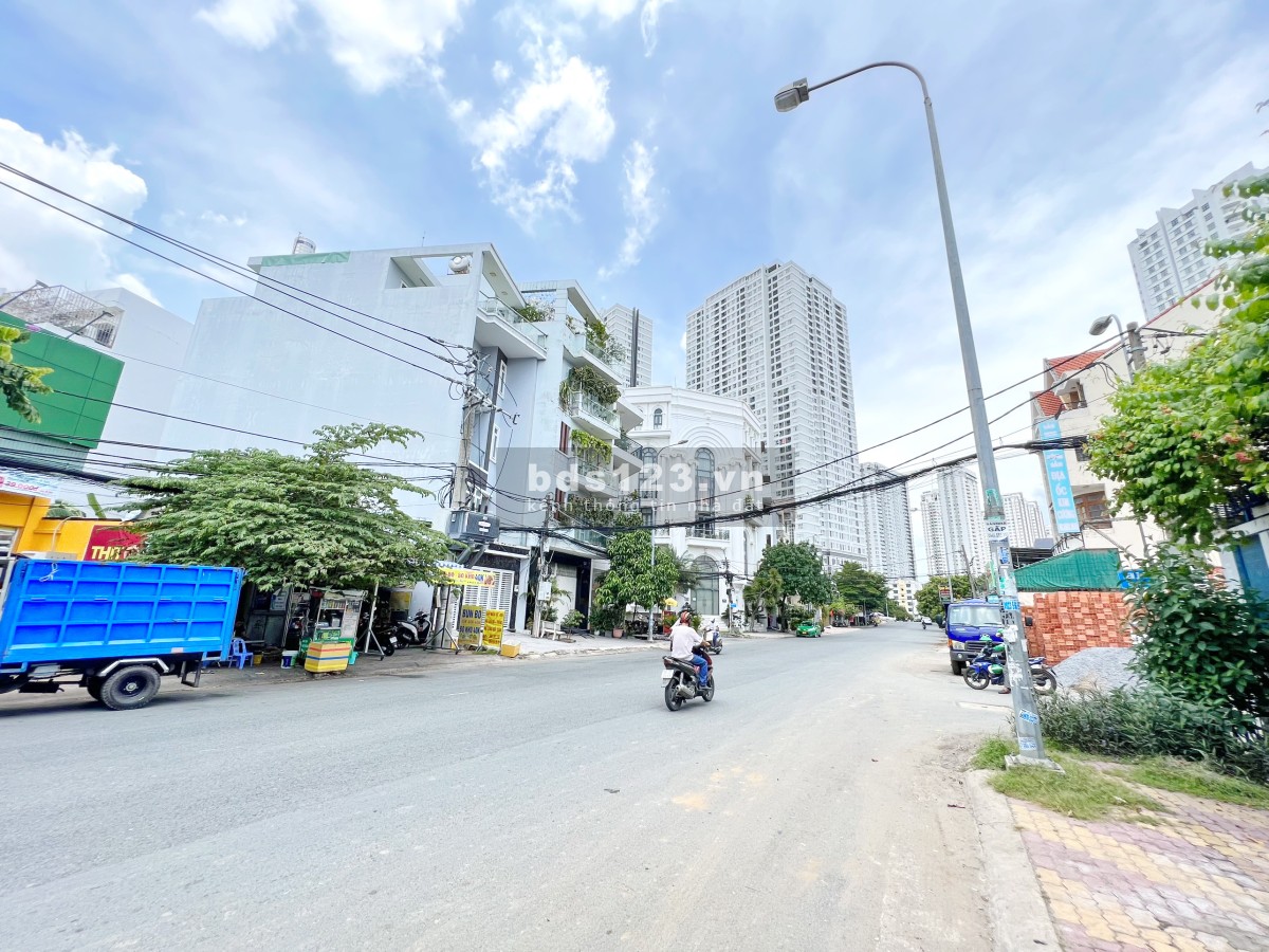 Bán lô đất hiếm 3 mặt tiền 30x30m đường 25m tại 793 Kiều Đàm Quận 7