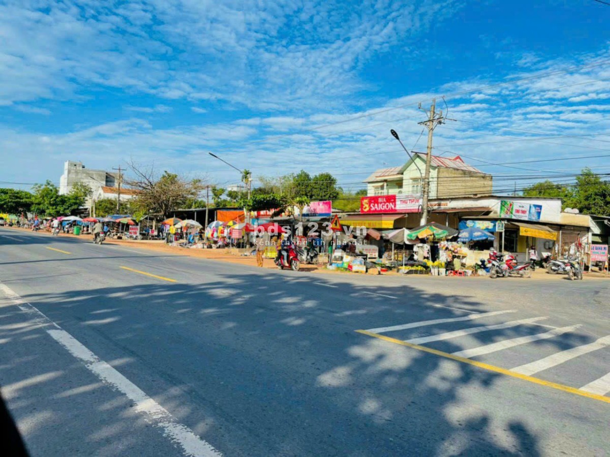 Bán đất (9x35=310m²) giá 560 triệu, cập sát QL13, đối diện chợ , sổ riêng thổ cư, dân đông đúc