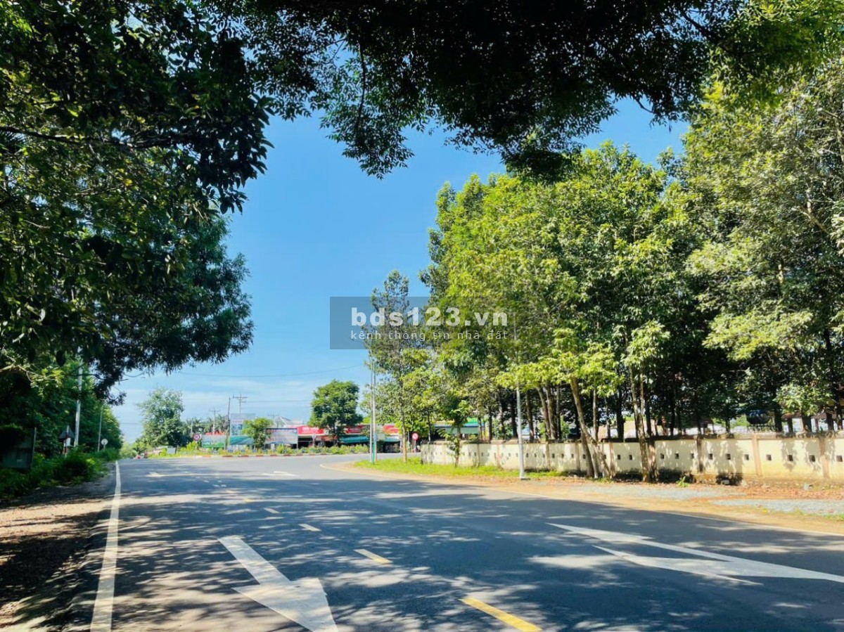 Bán đất (9x35=310m²) giá 560 triệu, cập sát QL13, đối diện chợ , sổ riêng thổ cư, dân đông đúc