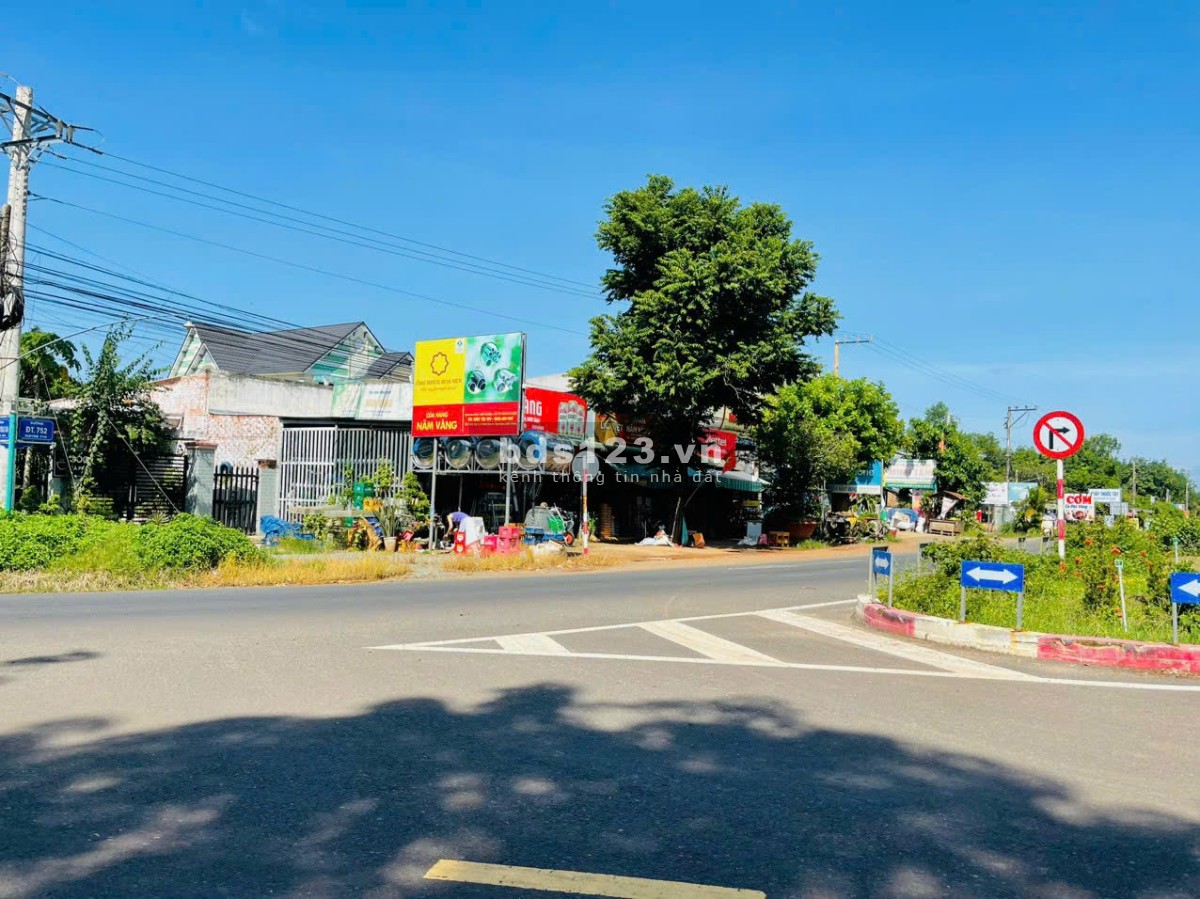 Bán đất (9x35=310m²) giá 560 triệu, cập sát QL13, đối diện chợ , sổ riêng thổ cư, dân đông đúc