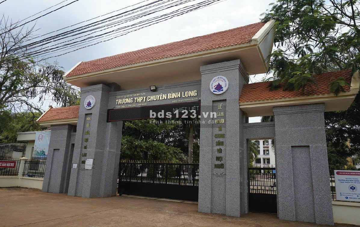 Bán đất (9x35=310m²) giá 560 triệu, cập sát QL13, đối diện chợ , sổ riêng thổ cư, dân đông đúc