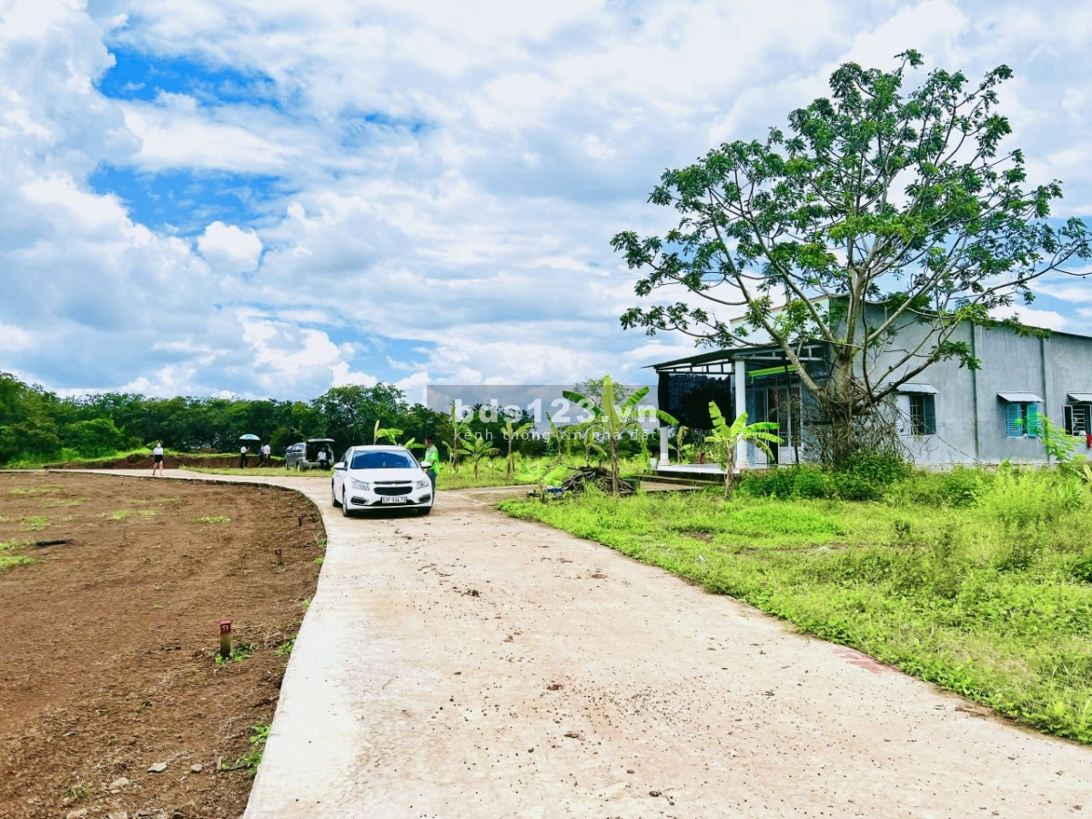 Bán đất (9x35=310m²) giá 560 triệu, cập sát QL13, đối diện chợ , sổ riêng thổ cư, dân đông đúc