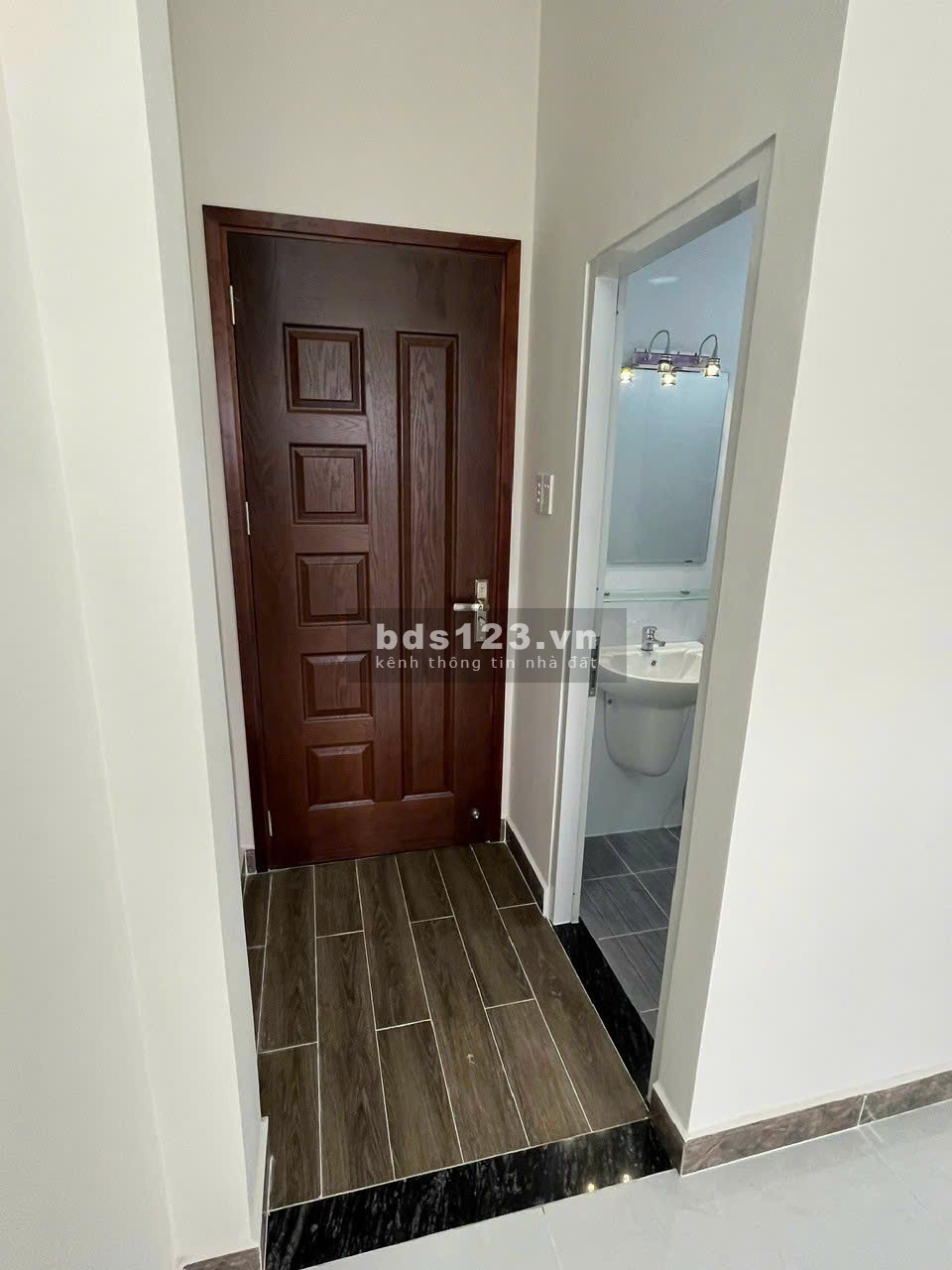 Nhà bán mặt tiền khu chợ Tân Hương _ 4X20M _ 2 lầu _ Sân thượng _ 5 phòng ngủ