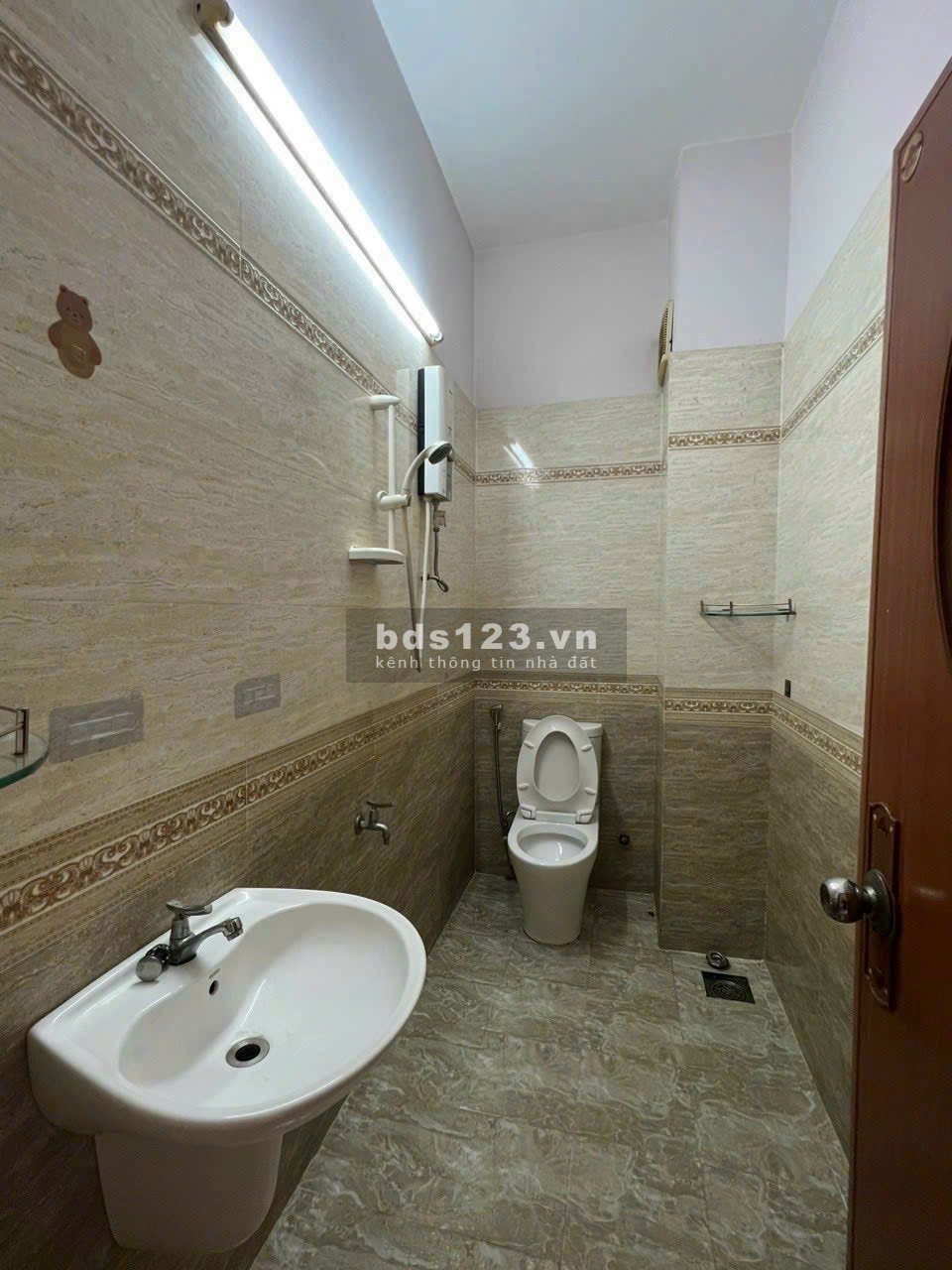 Nhà bán mặt tiền khu chợ Tân Hương _ 4X20M _ 2 lầu _ Sân thượng _ 5 phòng ngủ