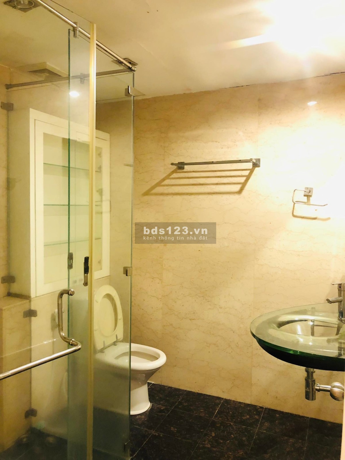 Cần cho thuê căn hộ central garden quận 1, dt : 145m2, 3pn, 2wc, giá : 16 tr/th,