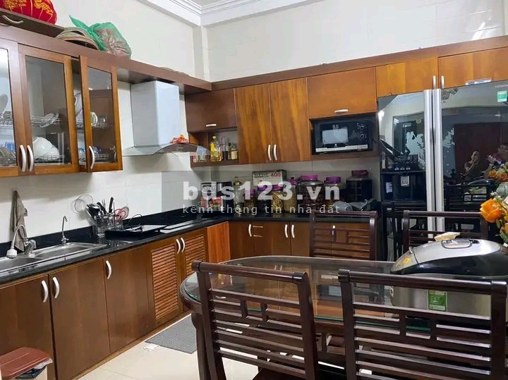 Việt Hưng Nhà dân xây, rộng 36m2, giá 3 tỷ 100 triệu, cách ô tô 10m, ô tô tránh 20m, 0987883182