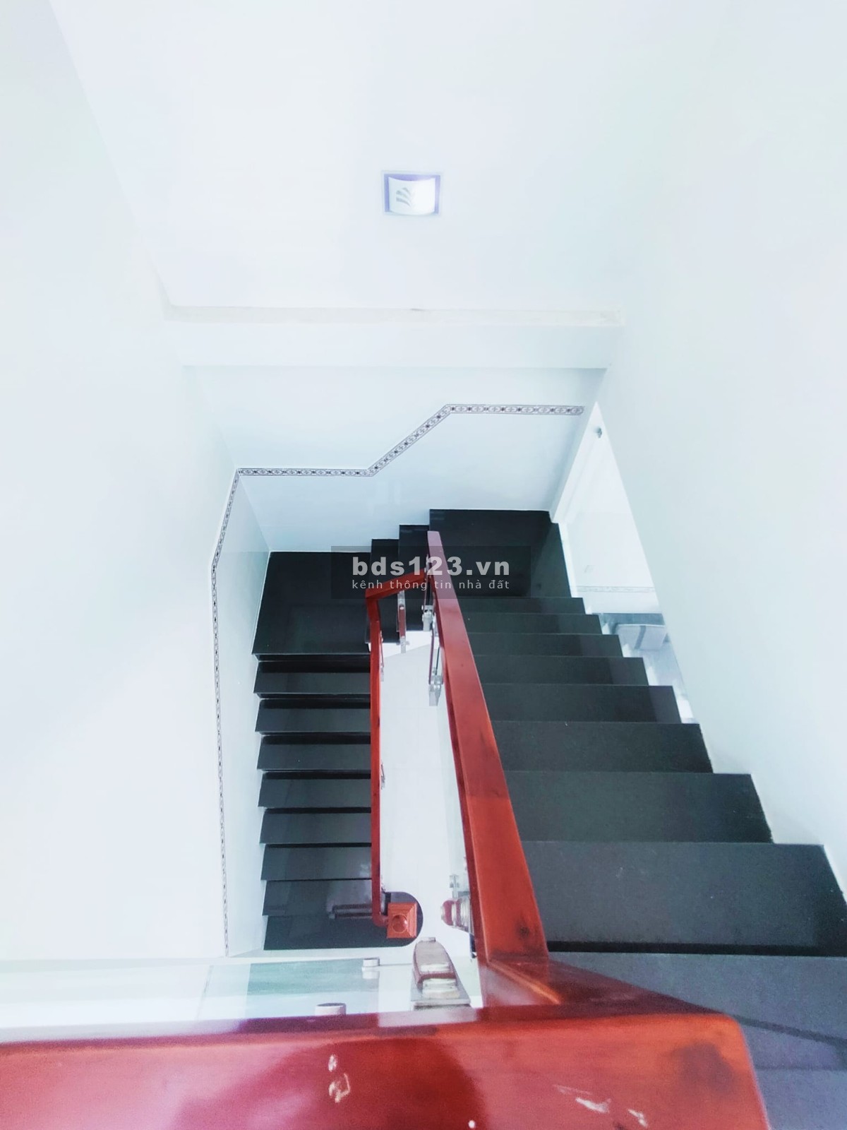 Cấn bán gấp căn nhà 70m2 1 trệt, 1 lầu gần trường THCS Quy Đức