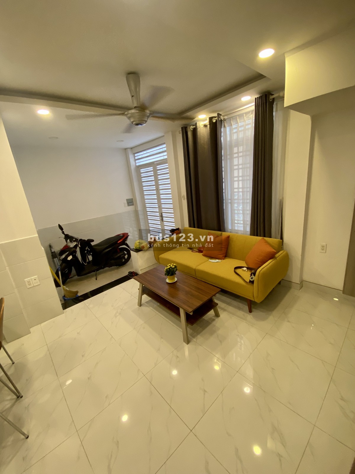 Cho thuê nhà nhỏ rất xinh hẻm bự trung tâm quận 1
