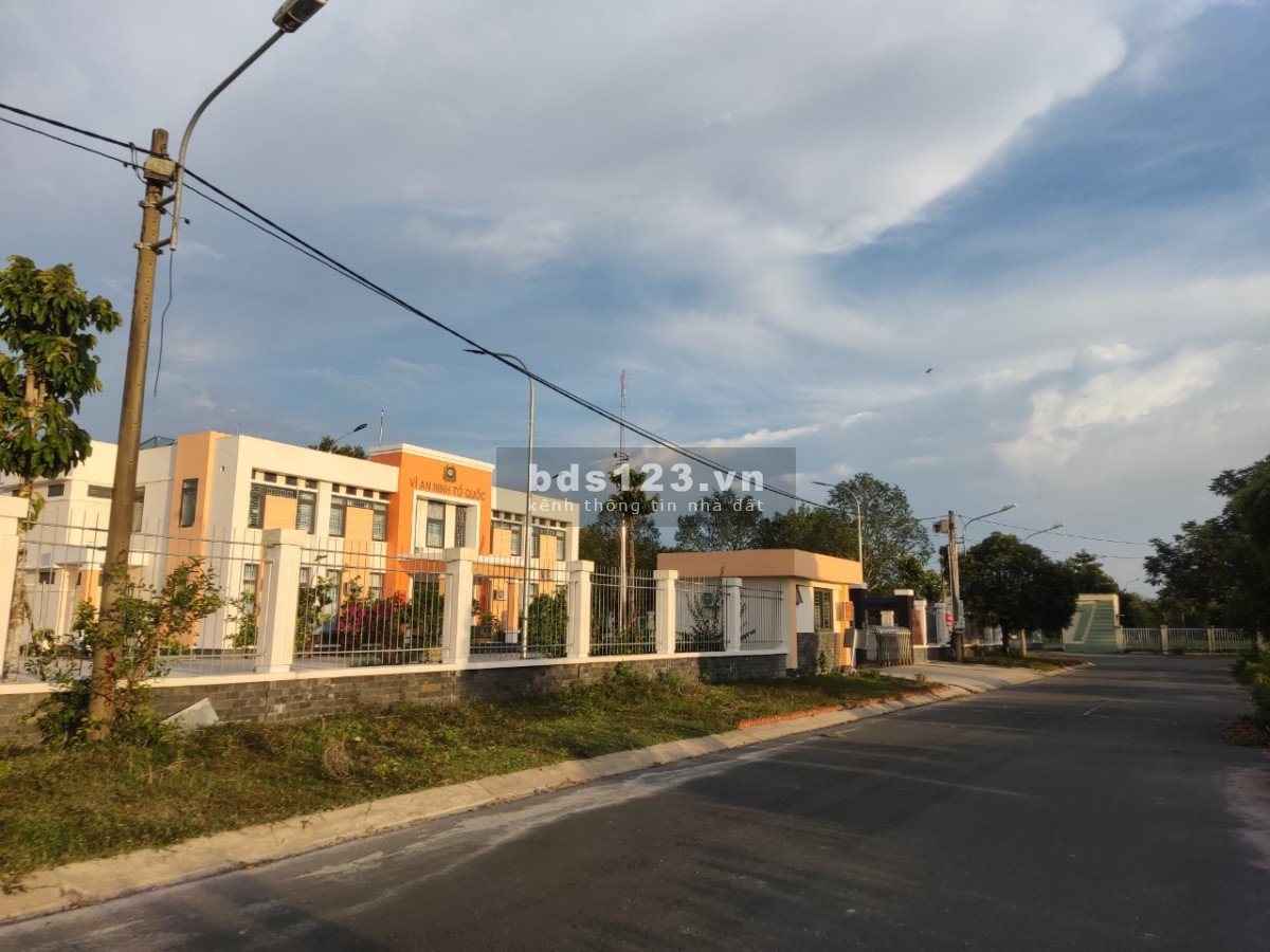 Bán lô góc 2 mặt tiền ngay TTHC Định Hiệp, Đối diện trụ sở Công an