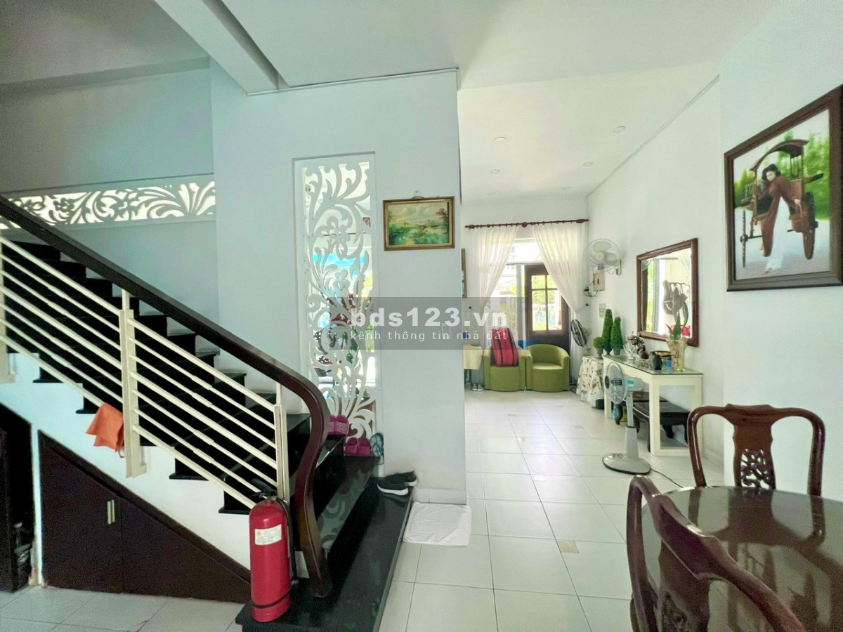 Chú bán biệt thự Hưng Thái 7 x 18m, 4 PN, giá 25,5 tỷ nhà đẹp ngay Bùi Bằng Đoàn, quận 7 sổ hồng