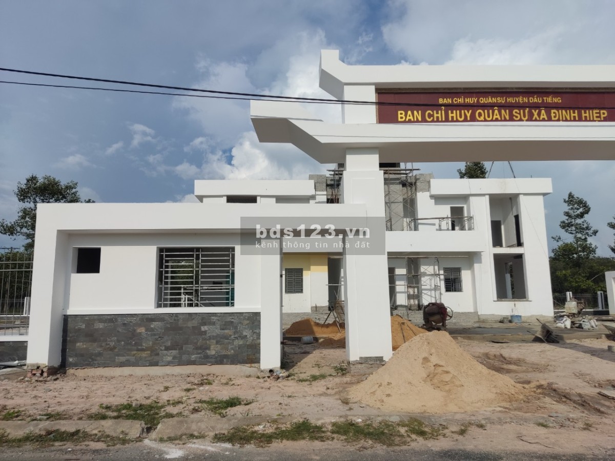 Bán lô góc 2 mặt tiền ngay TTHC Định Hiệp, Đối diện trụ sở Công an