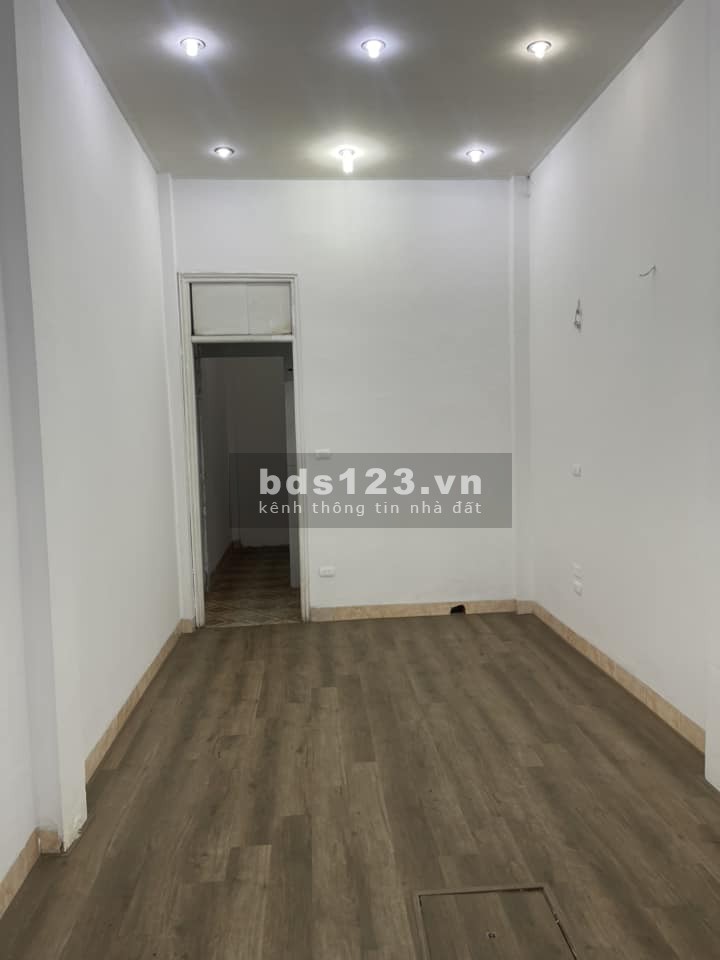 Hiếm nhà 4 tầng mặt phố Quang Trung, 40m², MT 3.2m, kinh doanh sầm uất, giá chỉ 6.5 tỷ.
