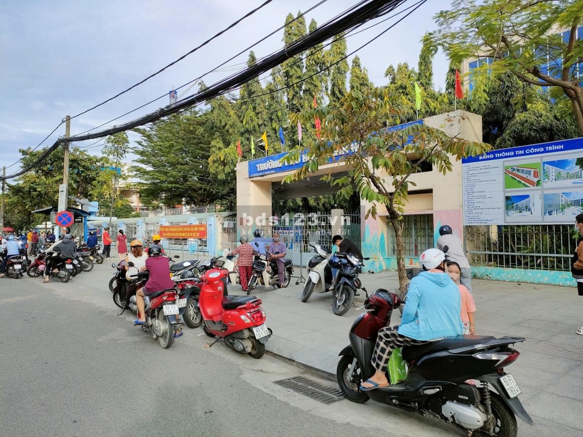 Cần tiền bán gấp 2430m² đất ở trung thị xã, ngay chợ dân đông, giá 420 triệu
