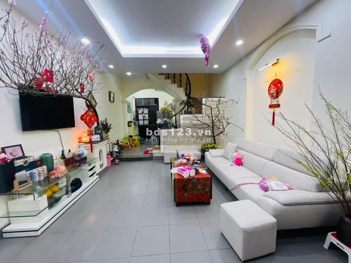 Bán nhà ngõ 379 Đội Cấn, Ba Đình, chính chủ. Diện tích 52.2m2, mặt tiền rộng 4.5m, giá nhỉnh 6 tỷ.