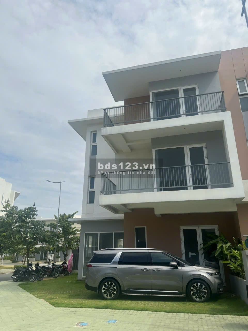 Bán nhà khu biệt thự biệt lập dragon village - 3 tầng - cực kỳ an ninh - quận 9 - chỉ 60 triệu/m2