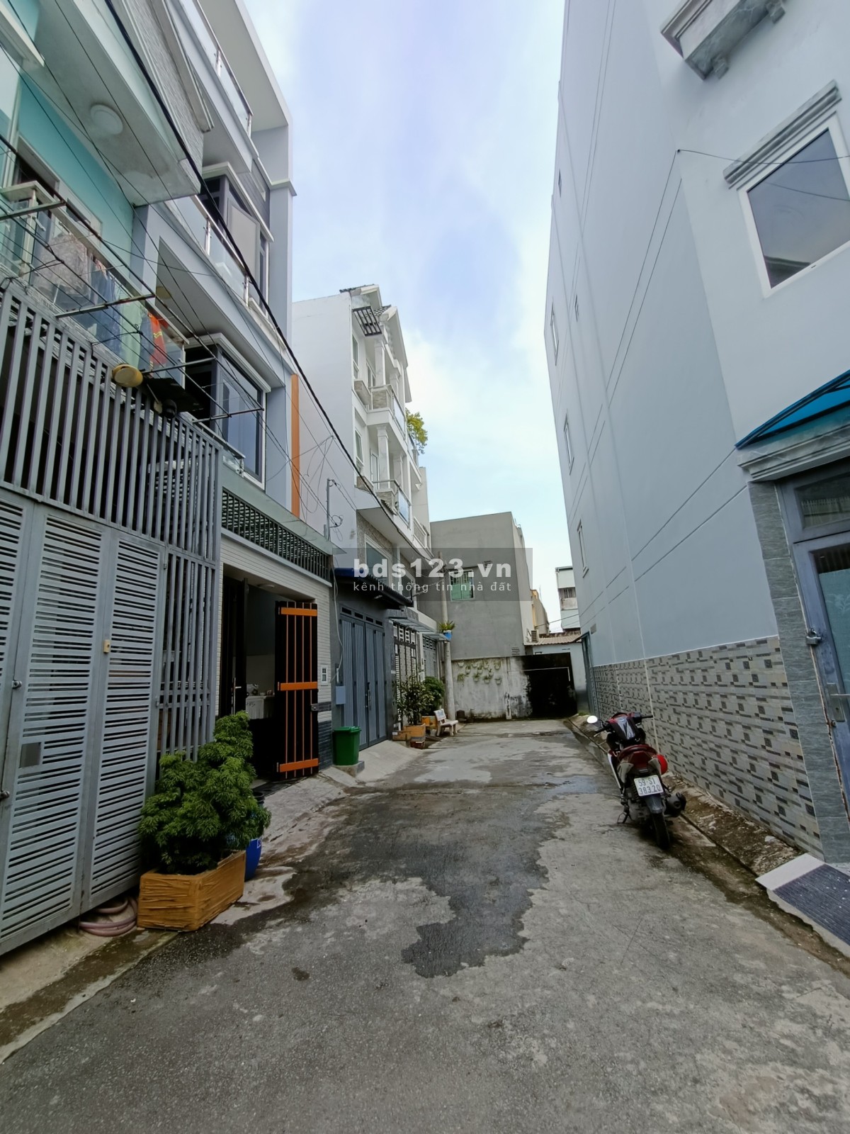 Nhà bán 3 tầng, 4,5*13m nở hậu, hẻm 5m, ngay Võ Chí Công, Q9, chỉ 5,1 tỷ