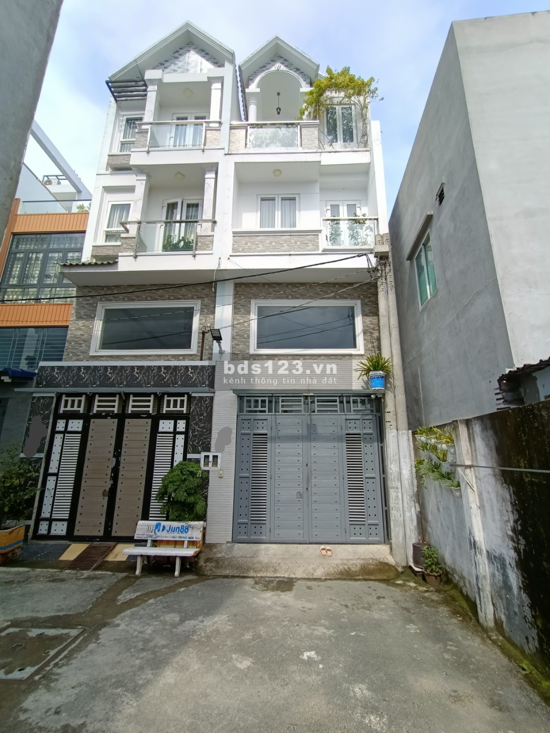 Nhà bán 3 tầng, 4,5*13m nở hậu, hẻm 5m, ngay Võ Chí Công, Q9, chỉ 5,1 tỷ