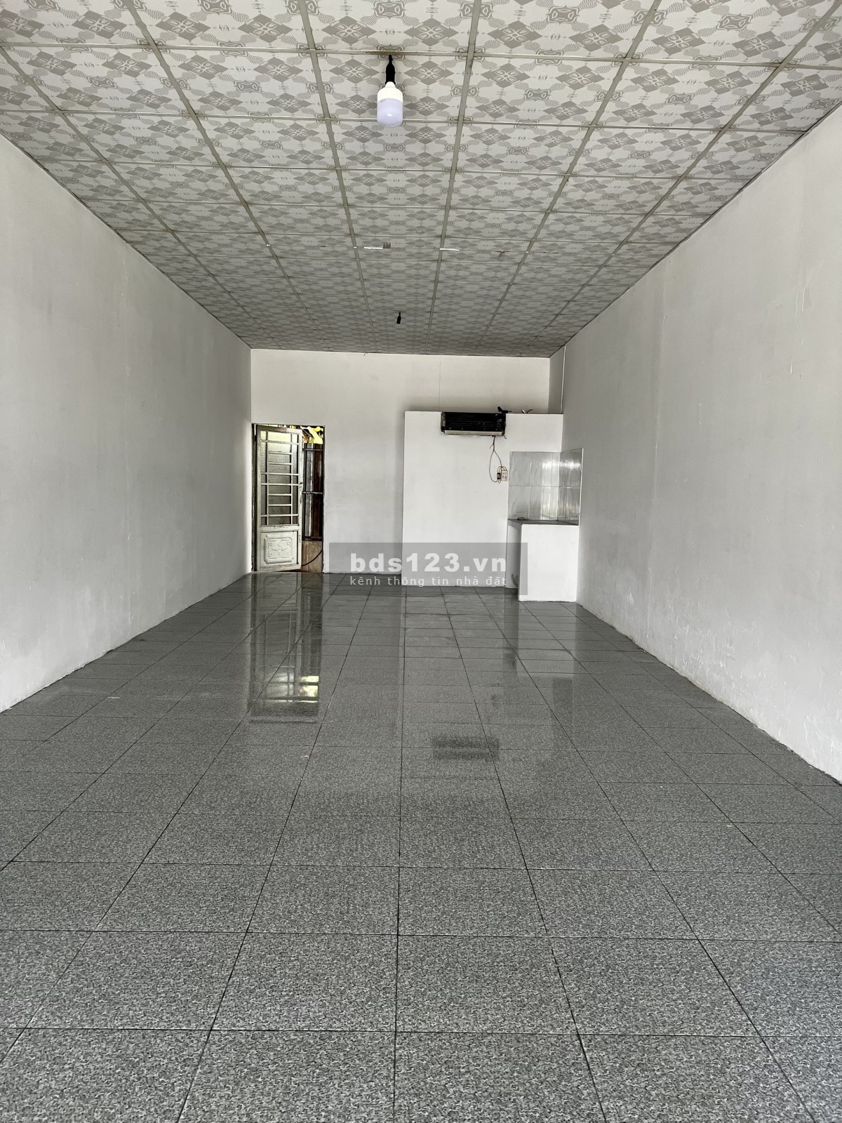 Cho thuê nhà mặt tiền đối diện chợ và siêu thị
