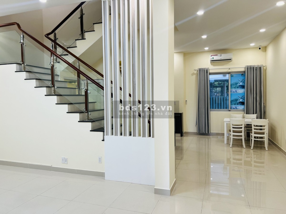 Gia đình bán căn biệt thự nam viên 7*18m ngay công viên hoa anh đào