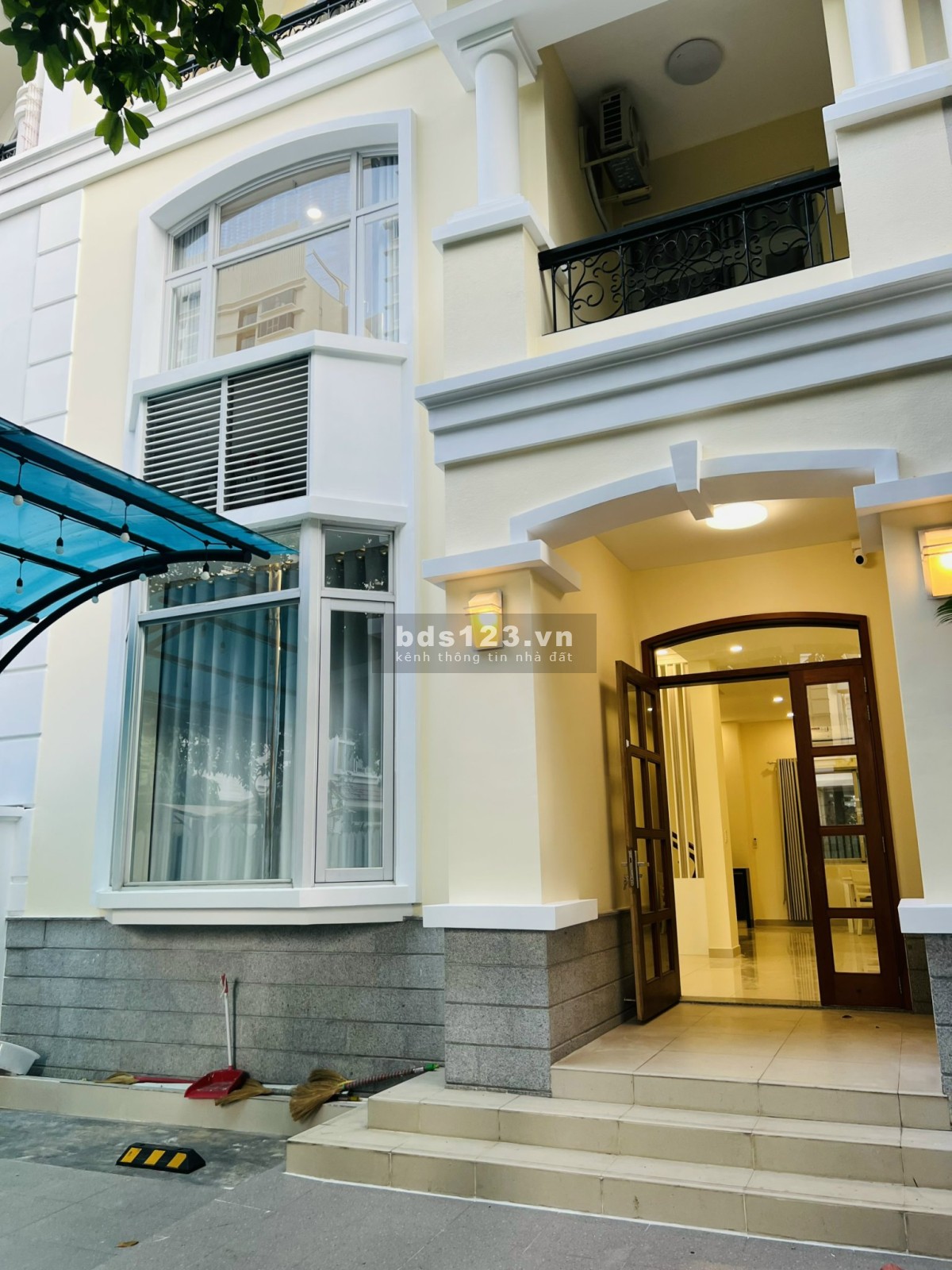 Gia đình bán căn biệt thự nam viên 7*18m ngay công viên hoa anh đào