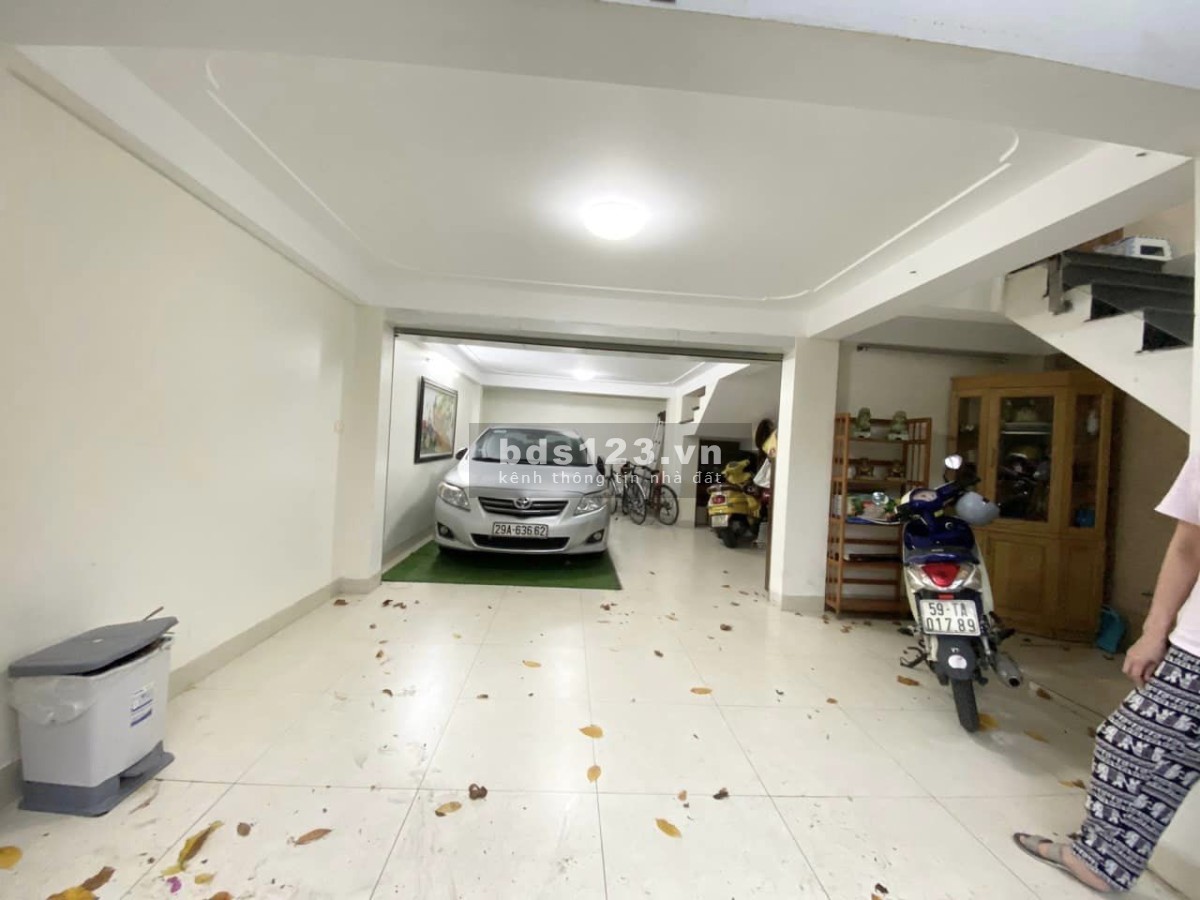 Bán nhà Cầu Giấy 40m2 ôtô vào nhà- lô góc-kinh doanh giảm chào cực sâu