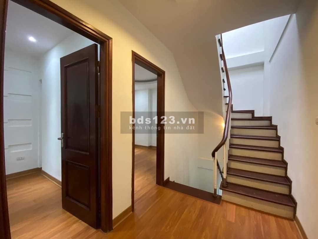 Bán nhà Cầu Giấy 40m2 ôtô vào nhà- lô góc-kinh doanh giảm chào cực sâu