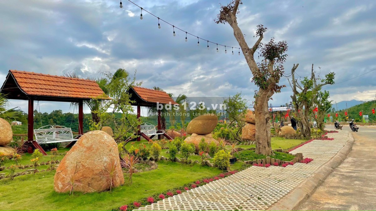 Đất vườn 1100m2 gần UBND Tân Lạc giá chỉ 1.65 tỷ,QH TC, Sổ riêng cc ngay. LH 0764583637 để TL giá