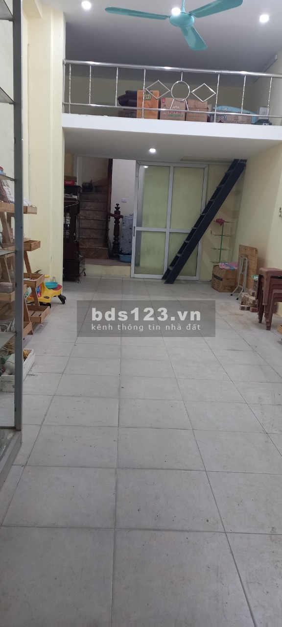 Chính chủ cho thuê mặt bằng 32.2m2, có gác lửng 8m2 mặt phố trung tâm