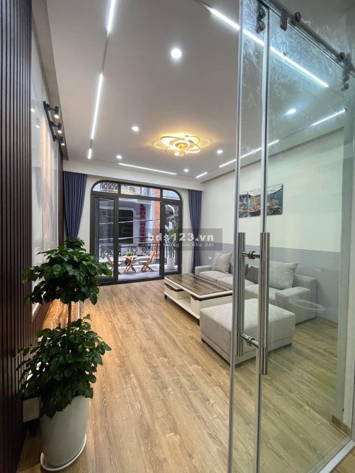 Bán nhà Trần Quốc Hoàn Cầu Giấy 60m2 kinh doanh- ô tô vào nhà- kinh doanh giá nhỉnh 10 tỷ
