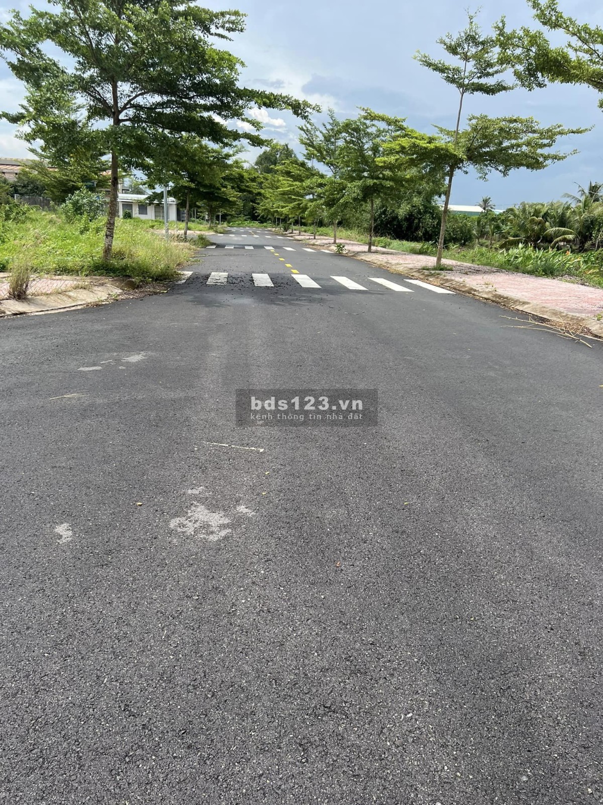 Cần bán gấp nền 75m2 sổ hồng riêng giáp thị trấn Đức Hòa giá 1t2